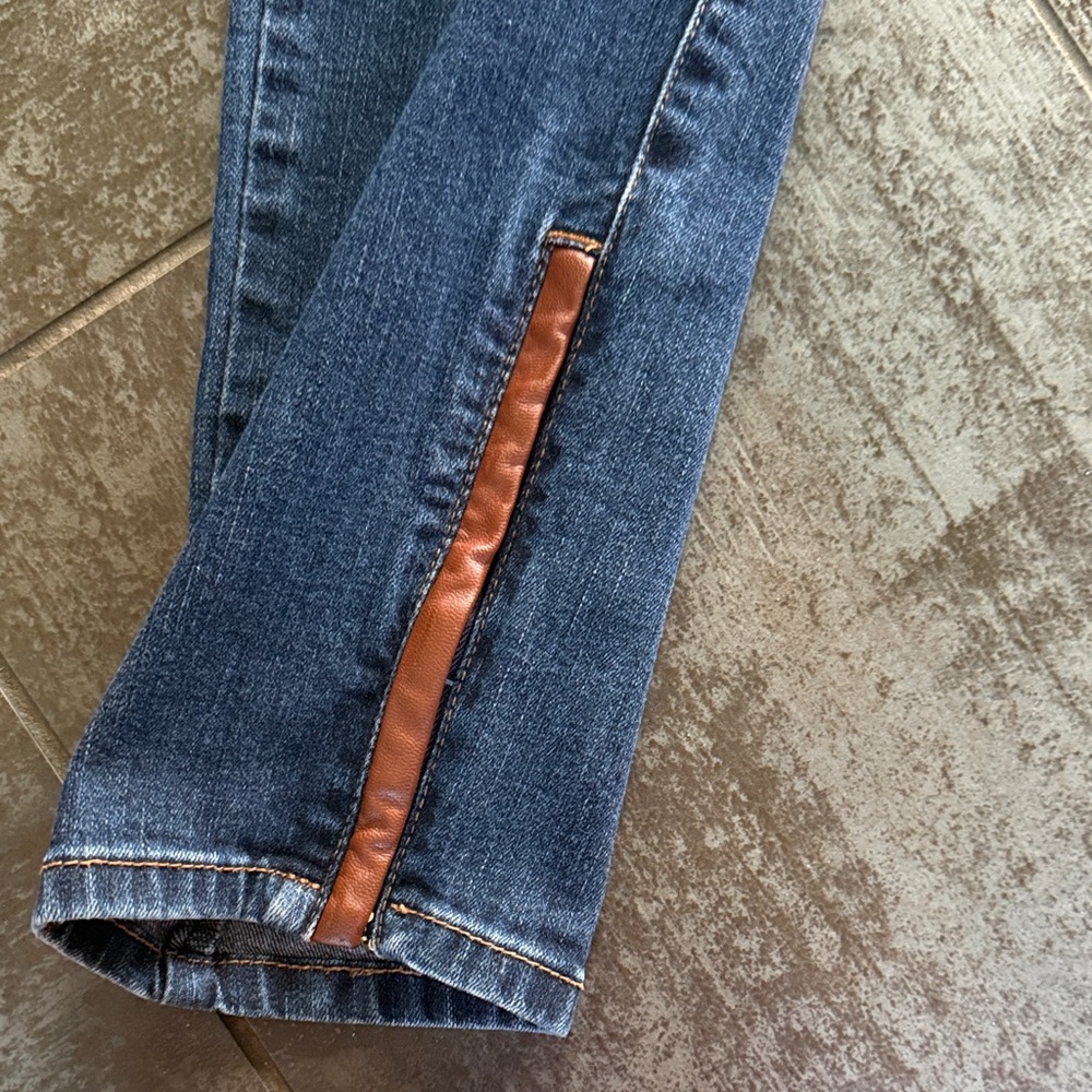 White House Black Market Skimmer Jean leather cognac details size 10 - Picture 4 of 11